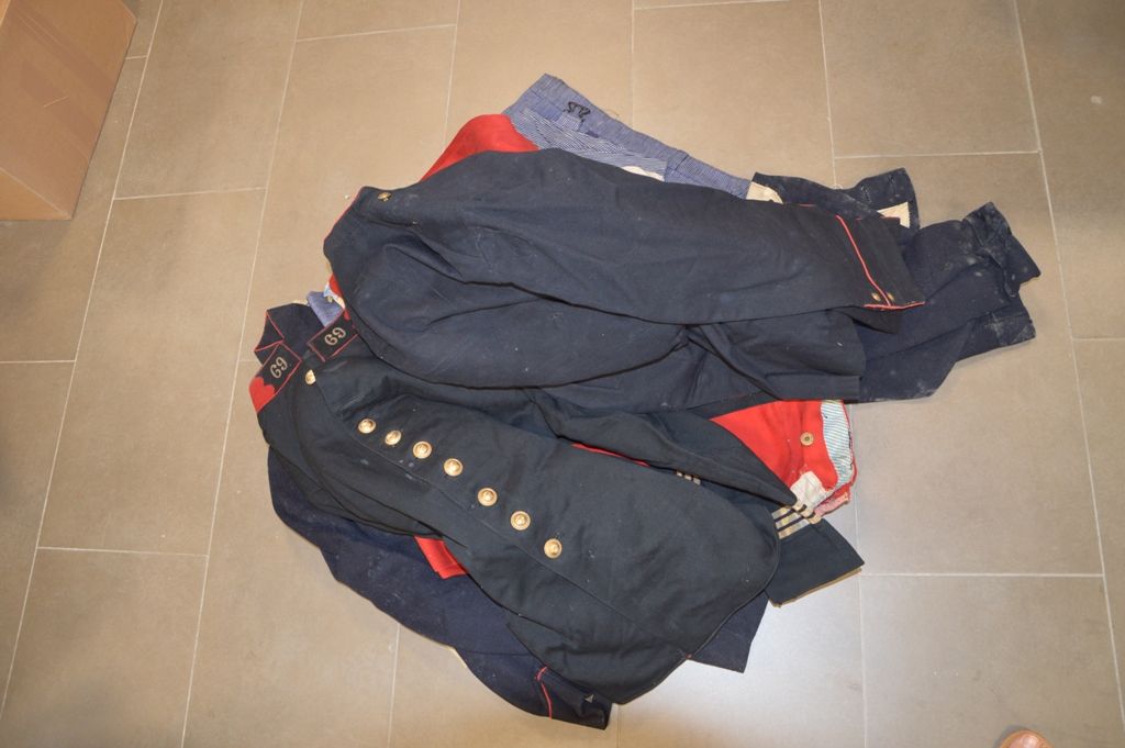 Un lot de pièces d'uniformes divers, (69线军官，军事学校和圣路易中学)