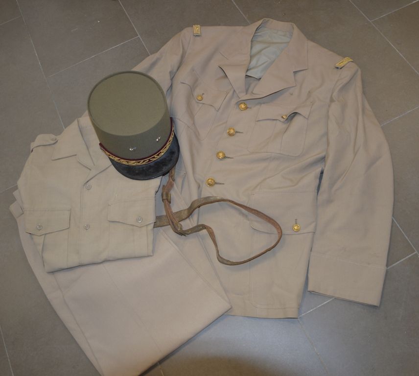 Uniforme de général, 包括一件夹克（外加长裤、腰带衬衫和旅医帽）。