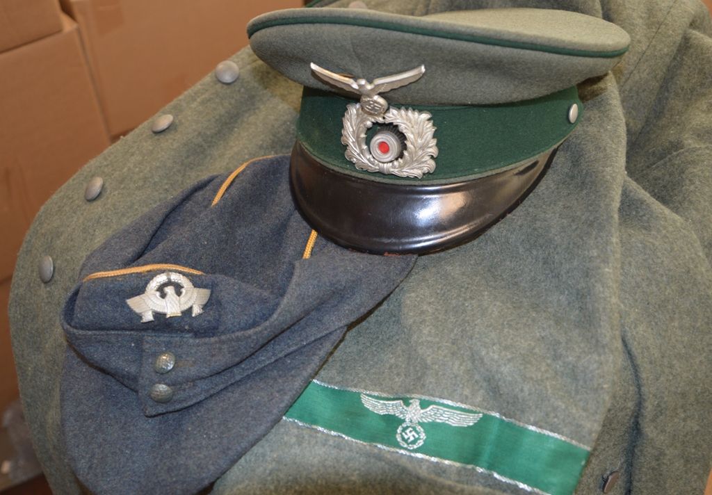 Casquette d'officier de la Wehrmacht 和一顶帽子（denazified徽章）德国二十世纪初和一件外套