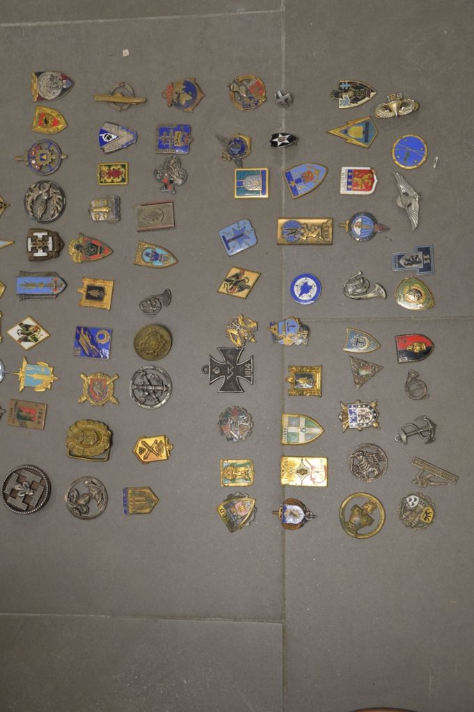 Lot de 70 insignes émaillées divers, (Regimenter und andere, meist ohne Ansteckn&hellip;