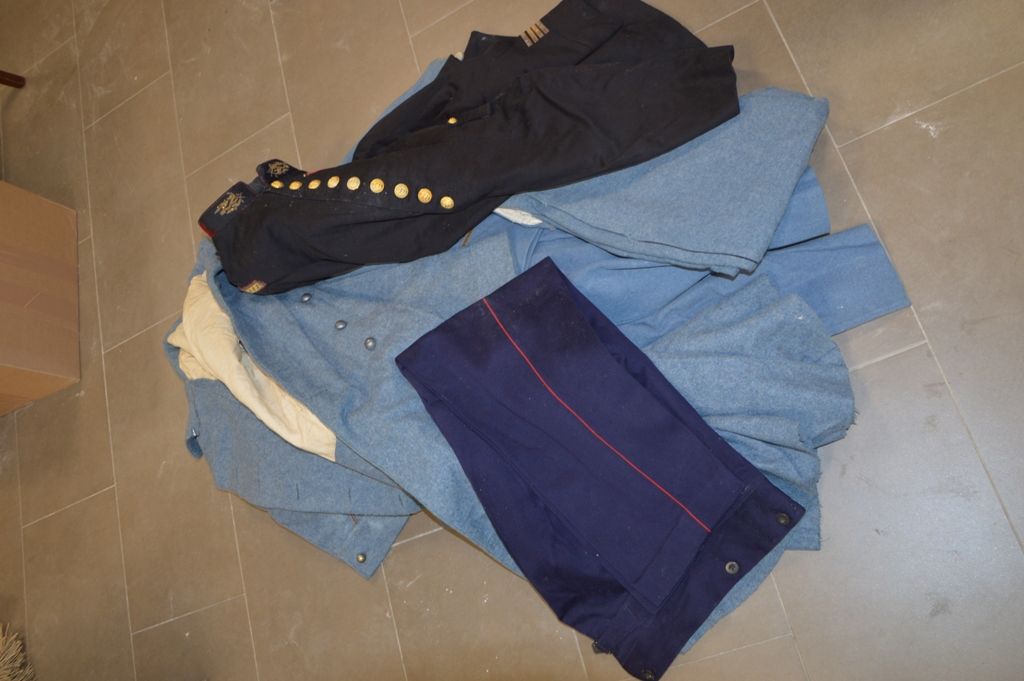 Lot de deux capotes militaires, 两条蓝色长裤，一套军医套装和各种...