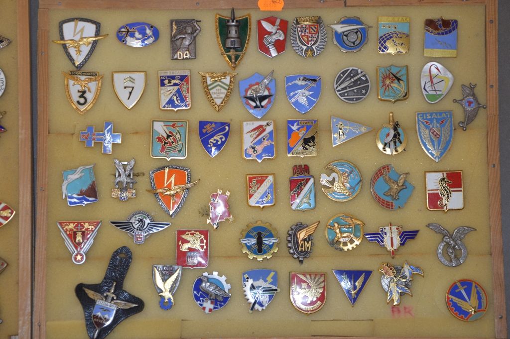 Lot de 52 insignes régimentaires divers, nombreuses aviations, etc