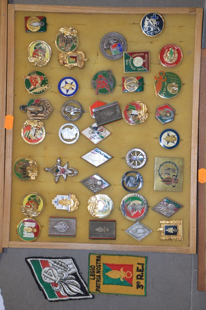 Lot de 40 insignes, (Legión Extranjera) se adjuntan dos insignias de tela