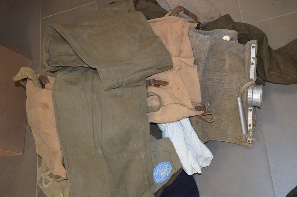 Lot d'uniformes, sac à dos, réservoir d'eau, éléments militaires divers