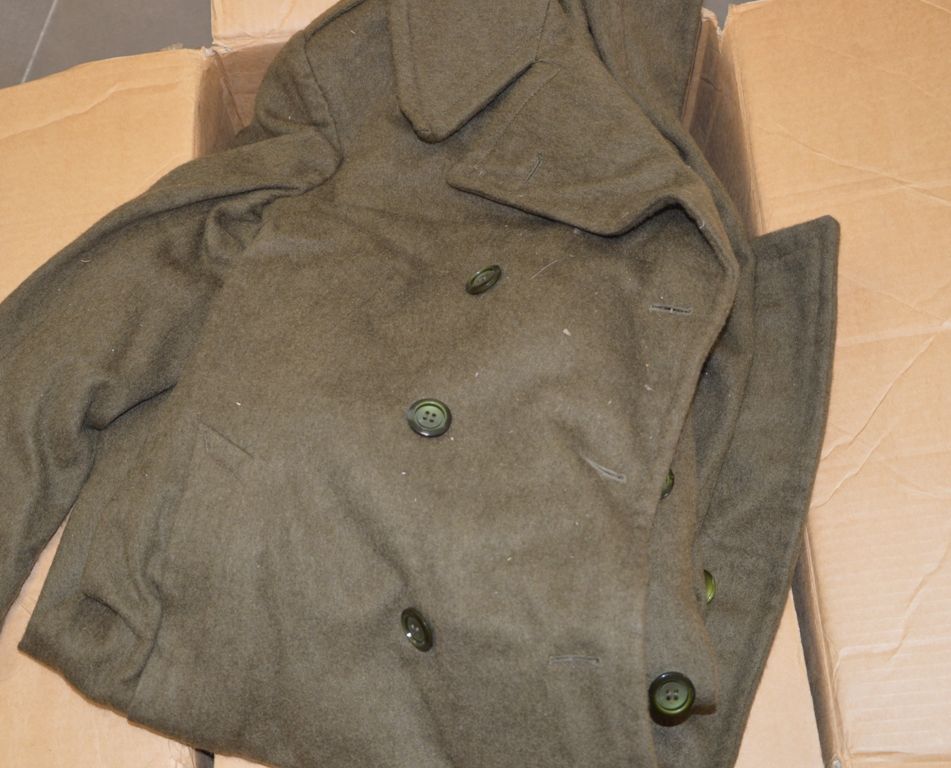 Carton comprenant couverture, vareuse et manteaux militaires
