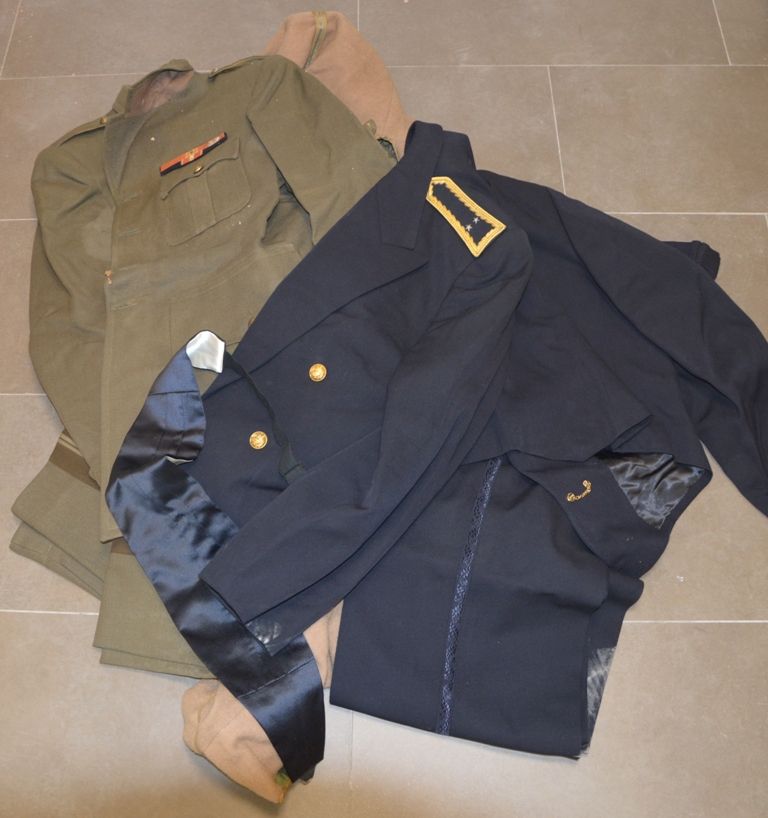 Carton comprenant deux uniformes d'officiers un de marine (Gala de contre amiral&hellip;