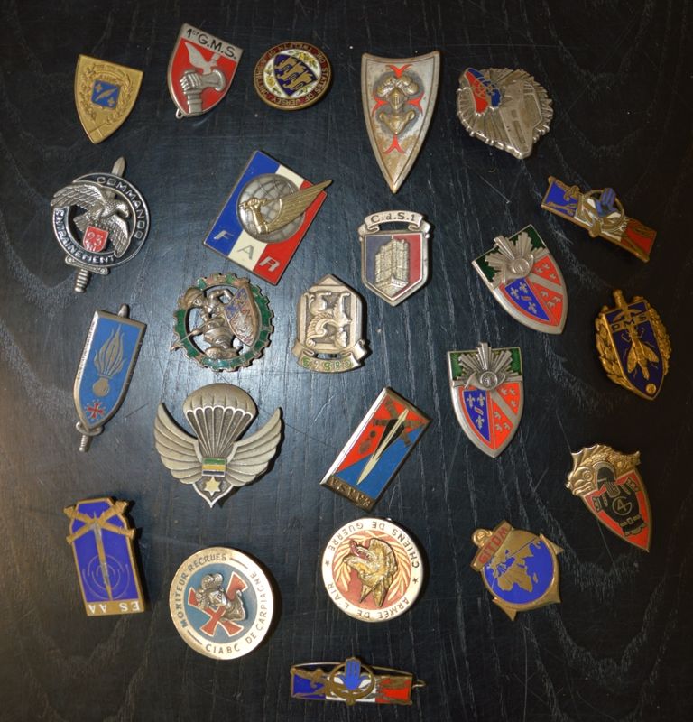 Une vingtaine d'insignes régimentaires de divers pays null