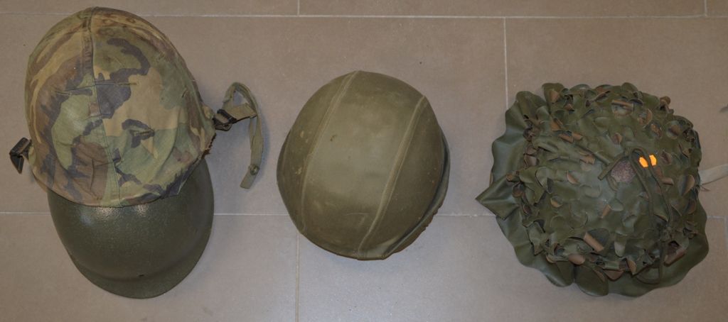 Lot de 3 casques français due dei quali sono mimetici e uno con un casco