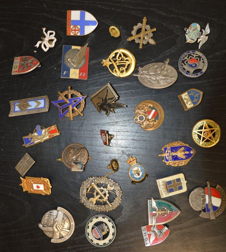 Une vingtaine d'insignes régimentaires émaillés, più un set di distintivi di pol&hellip;
