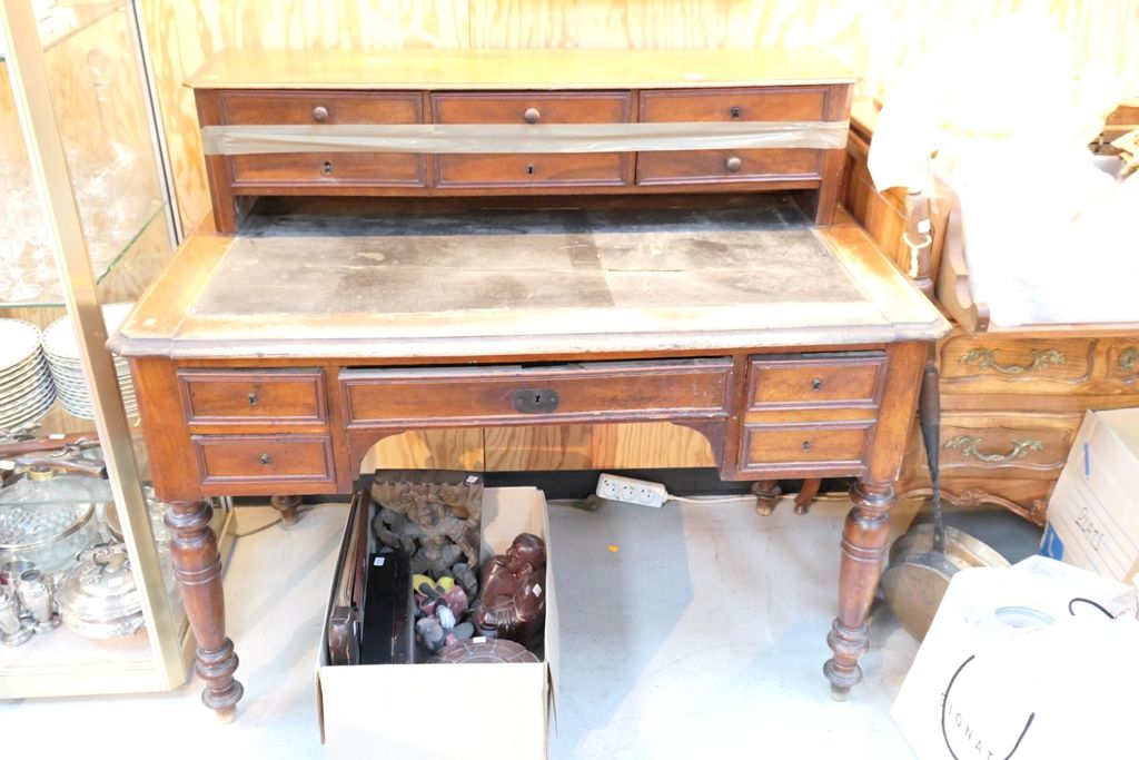 Bureau à gradin ouvrant par 4 Schubladen im Gürtel, beringtes Gestell.

105 x 12&hellip;