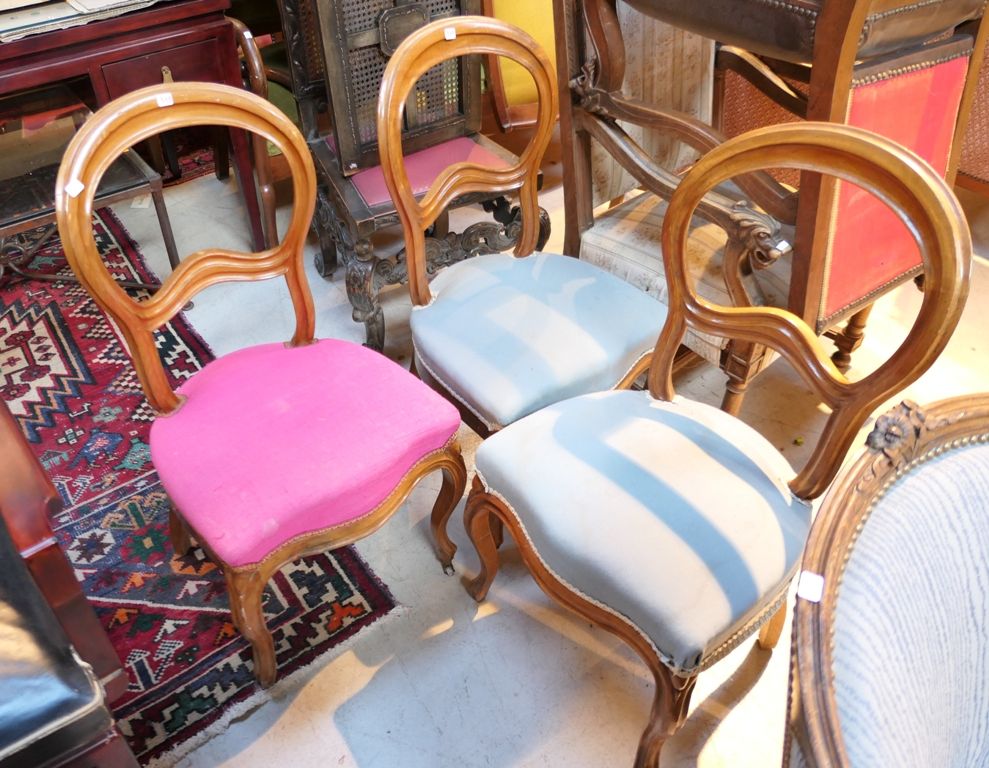 Suite de 3 chaises de style 镂空后背的修复。