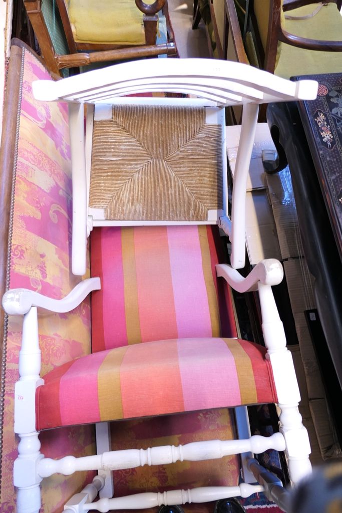 Lot comprenant deux fauteuils en bois 漆成白色，一个修复风格的沙发和一对路易十五风格的扶手椅