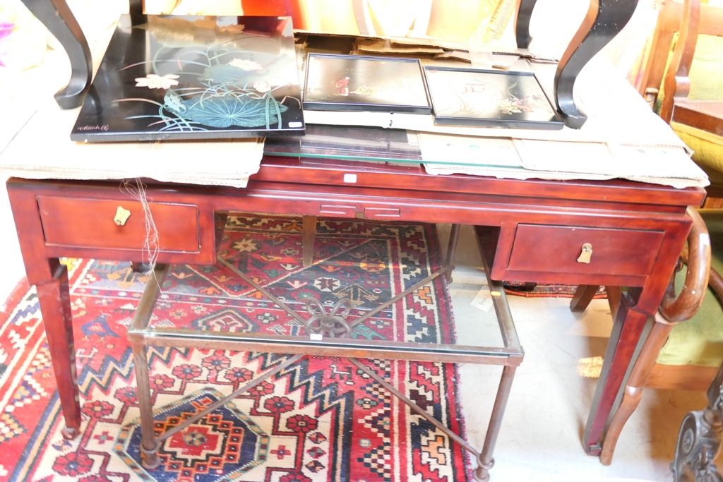 Un bureau et un fauteuil de 
红色漆面书桌，书桌由两个抽屉组成的盒子打开。

签署了Thanley。越南，约1960年。

78 x&hellip;