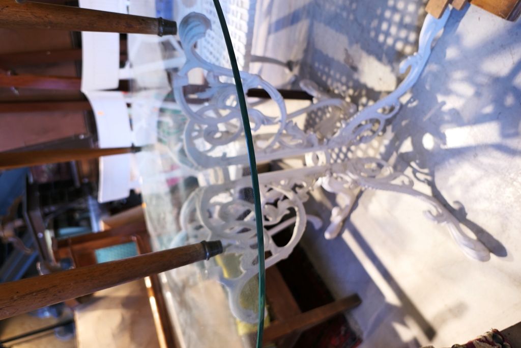 Table circulaire de jardin, piètement en 白色漆面金属，玻璃顶和两把白色金属椅子，直销风格