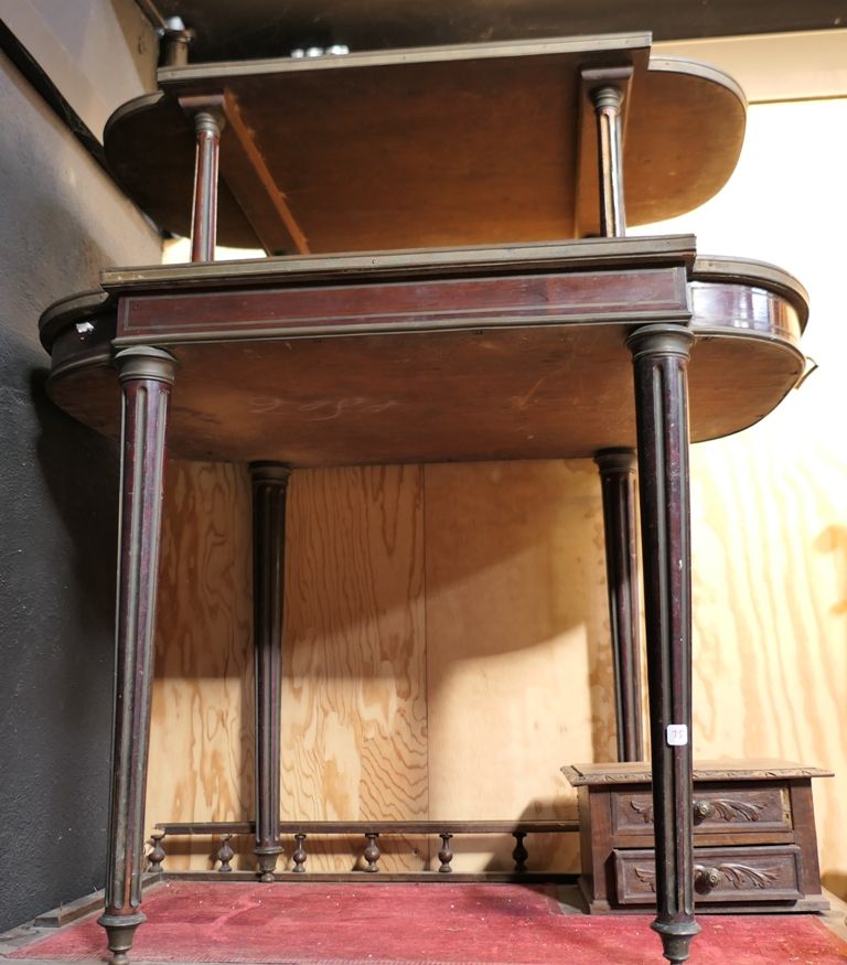 Lot comprenant une desserte à double 路易十六风格的托盘，一个床头柜和一个基座书桌