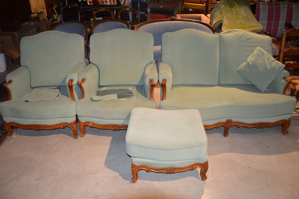 Ensemble de mobilier de salon de 路易十五风格，包括一个沙发，两个贝格和一个脚踏板。