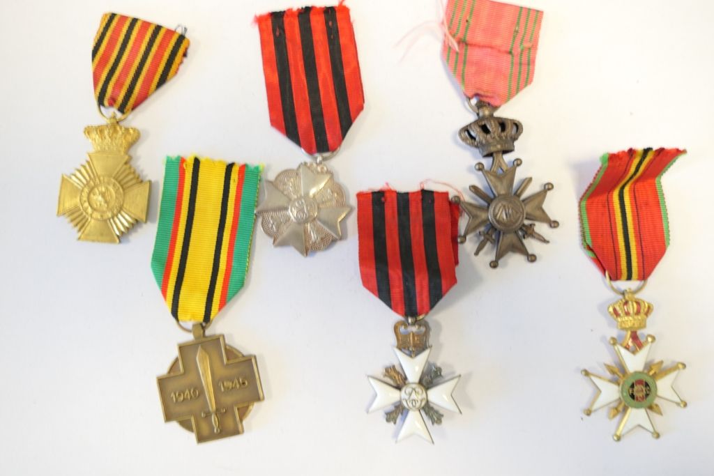 Lot de 6 médailles: 
Croix civique argentée, croix civique émaillée, croix de gu&hellip;