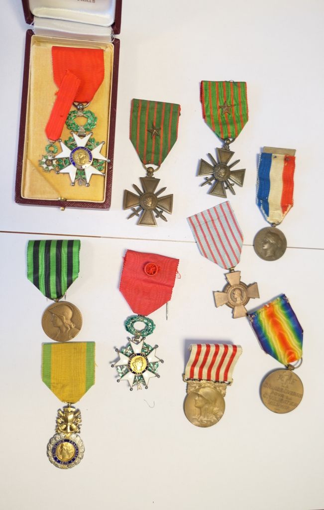 Lot de 10 décorations françaises: Croix du Combattant 14-18, médaille militaire,&hellip;