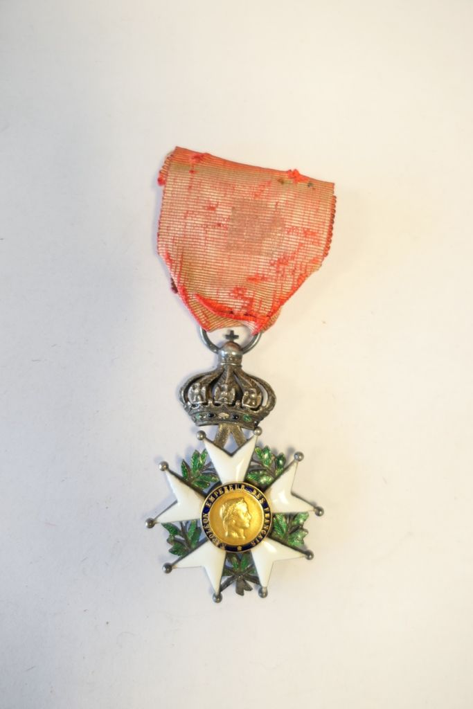 Croix de Chevalier de l'Ordre de la Légion d'Honneur en argent émaillé, centre e&hellip;