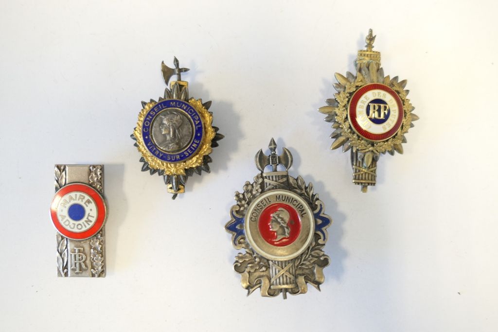 Lot de 4 insignes: Maire adjoint, Conseil Municipal, Conseil Municipal de Vitry &hellip;
