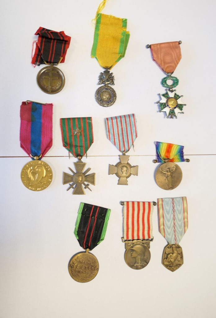 Lot de 10 médailles et décorations: Croix du Combattant, médaille de la défense &hellip;