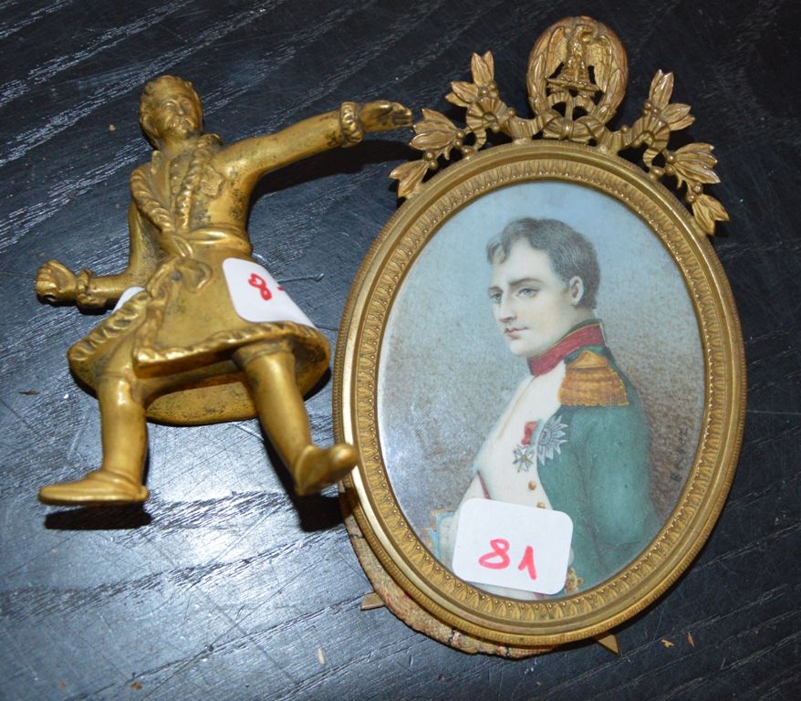 Petit cadre ovale surmonté d'un aigle avec une miniature sur papier de Napoléon &hellip;