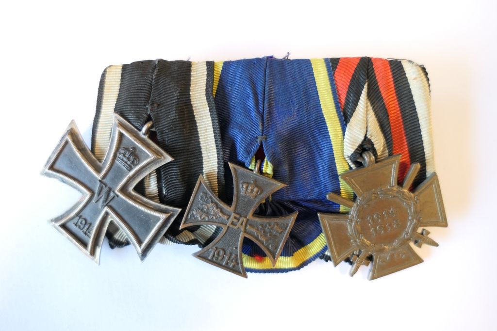 1 barette avec croix de fer 2ème classe 1914 et 2 médailles commémoratives 1914-&hellip;