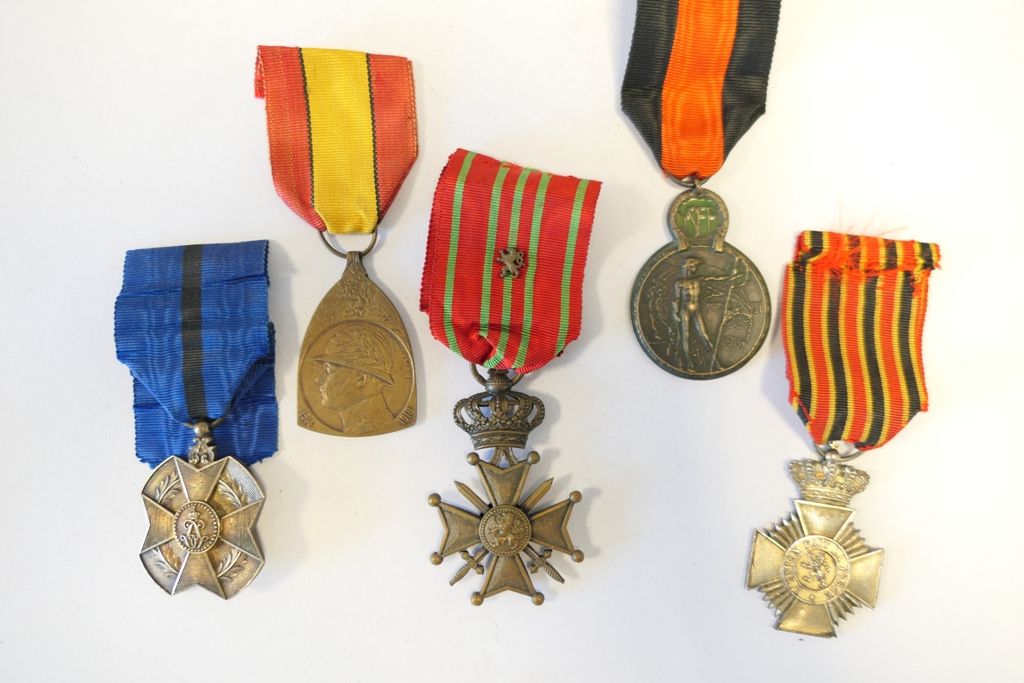 Lot de 5 médailles: 1 ordre de Léopold II, 1 mérite de l'Ancienneté dans l'armée&hellip;