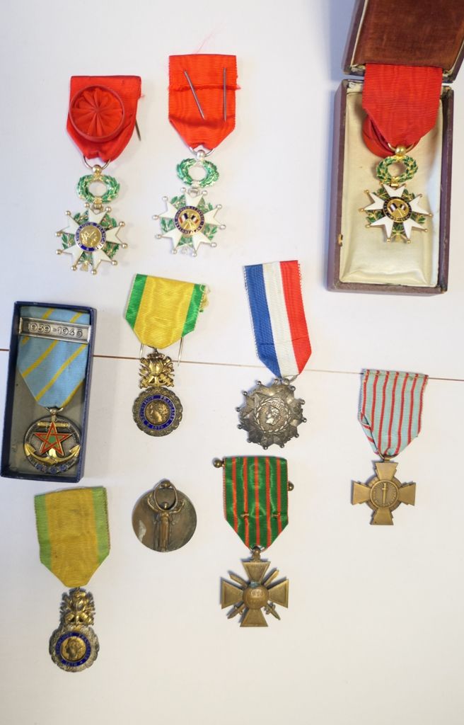 Lot de 10 médailles dont: Légion d'Honneur d'Officier 3ème République en coffret&hellip;