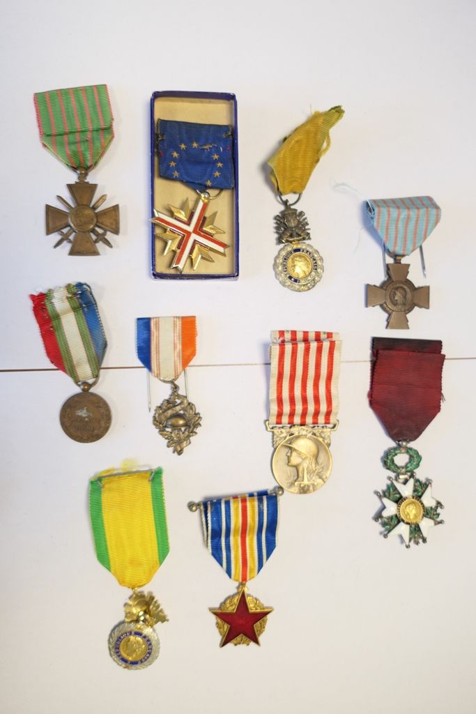 Lot de 10 décorations françaises: médaille des blessés militaires, médaille comm&hellip;