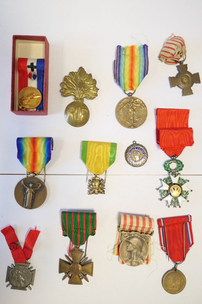 Lot de 10 décorations françaises Croix de guerre 14-18, médaille militaire, légi&hellip;