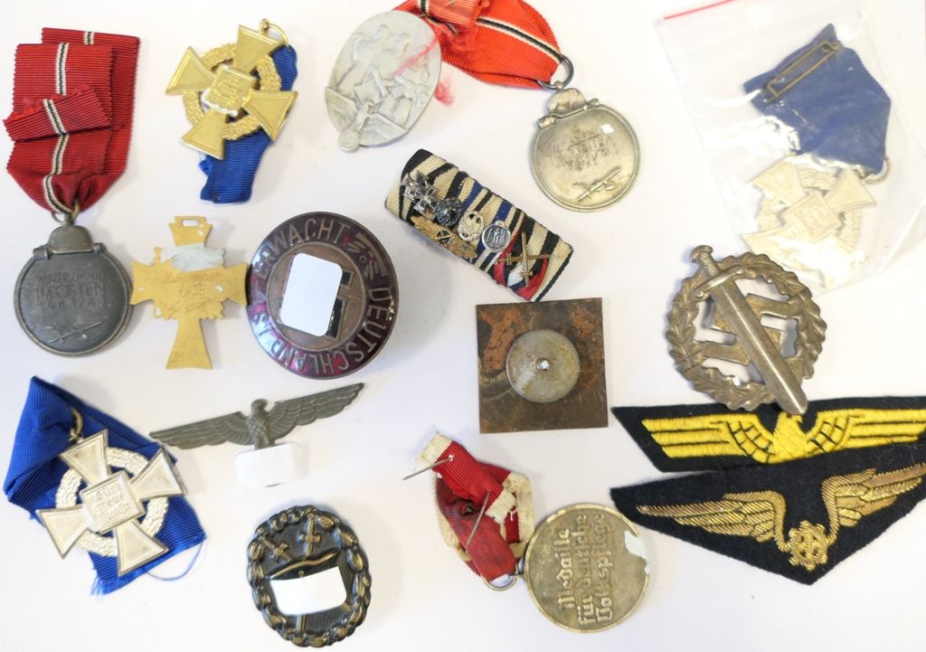 16 insignes et médailles: 德国最后的战争--1个带缩影的酒吧（伤员，东线，军团，铁十字等），2个织物徽章，德国母亲装饰，伤员徽章，2个&hellip;