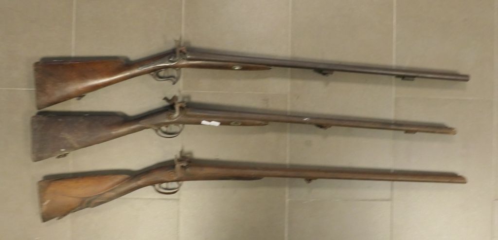 Lot de trois fusils de chasse deux coups en table à percussion, dont une marque &hellip;