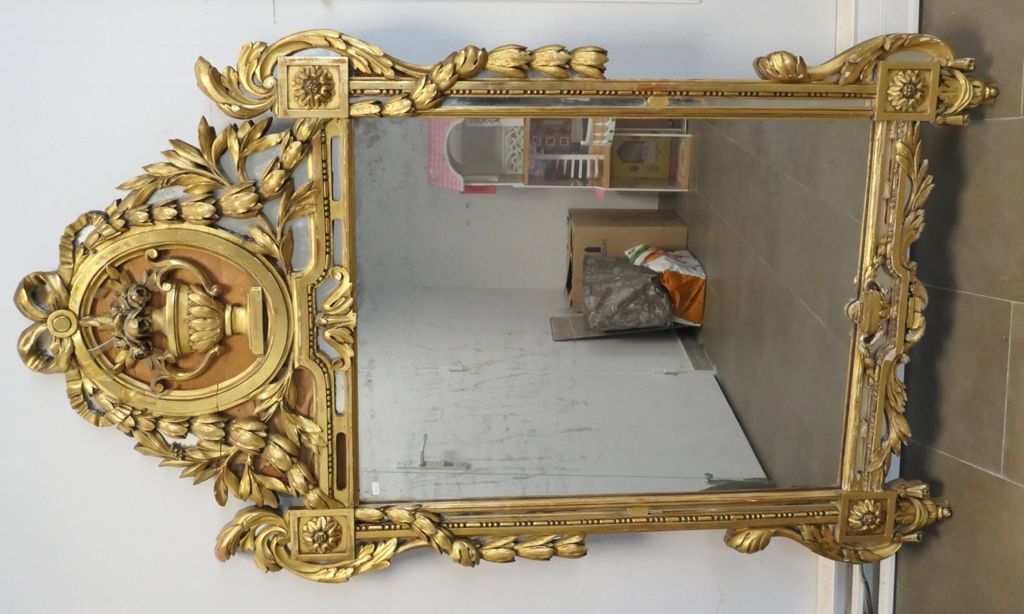 Un miroir à parclose en bois sculpté et doré decorato con un cesto di fiori e gh&hellip;