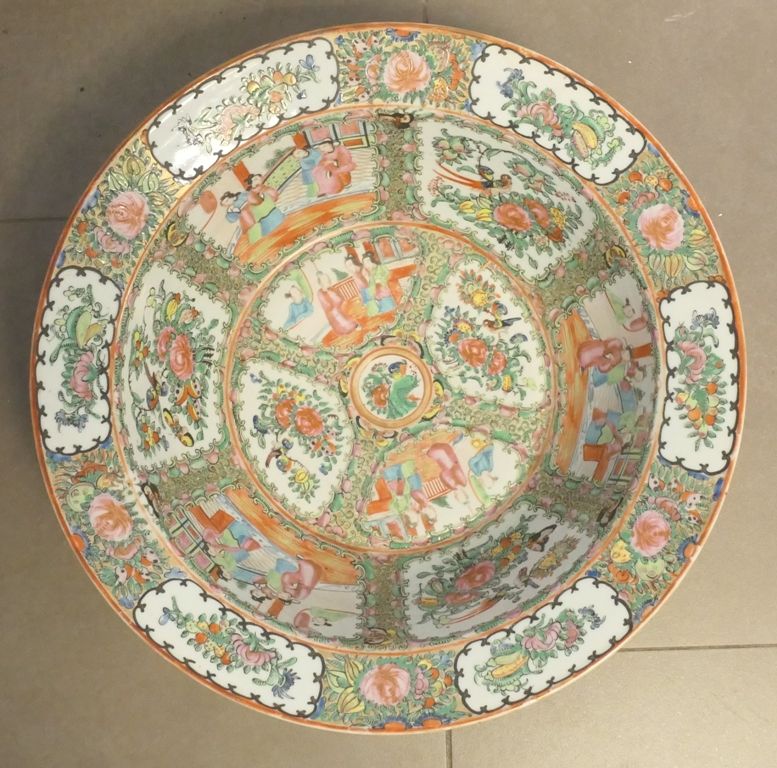 Grande coupe en porcelaine polychrome 饰以宫廷人物、花卉和蝴蝶。
中国，广州，19世纪。
高：13，长：41厘米。