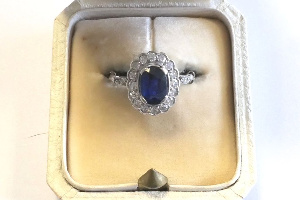 Bague marguerite en or blanc (18kt 750°) et platine set with an oval sapphire of&hellip;