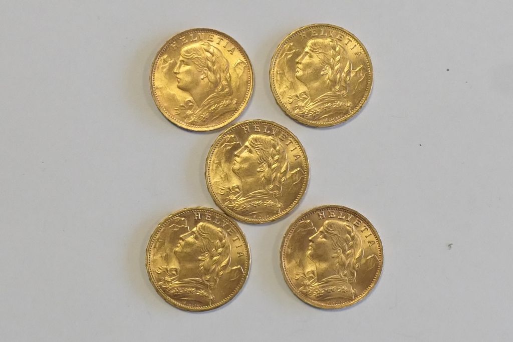 5 pièces de 20 fr or Suisse dont 3 de 1915 et 2 de 1935 32,3 gr approximately.