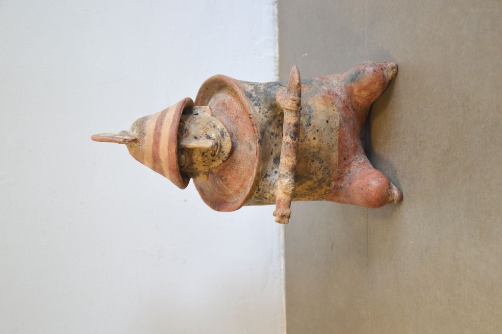 Chaman assis tenant un sceptre 科利马文化
原墨西哥西部公元前100年至公元250年
红褐色的陶瓷，严重氧化
高：26厘米。
(事&hellip;