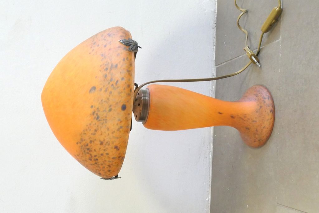 Lampe champignon en verre orange tacheté bleu.
H.: 43 cm.
