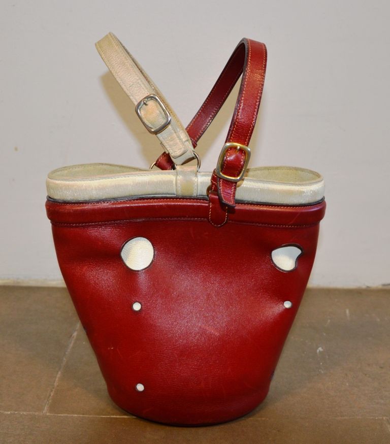 Hermès Paris 复古水桶包，红色双盒，奶油色内饰，有穿孔效果，有手柄。
H.21.5厘米。底部直径：14厘米。
(磨损和小划痕）。