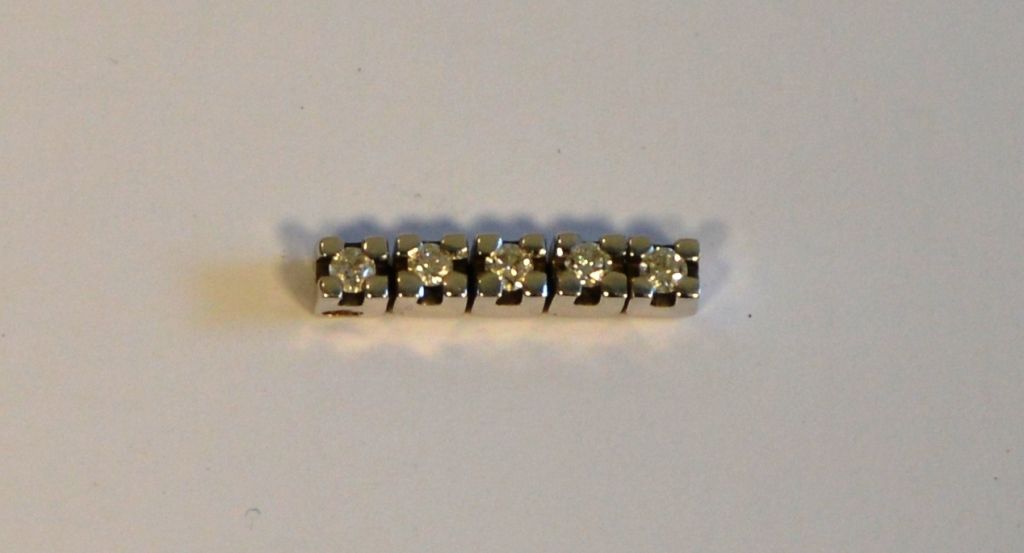 Pendentif en or blanc (18kt 750°) 镶有5颗钻石，每颗约0.10克拉。
毛重约4.5克。
