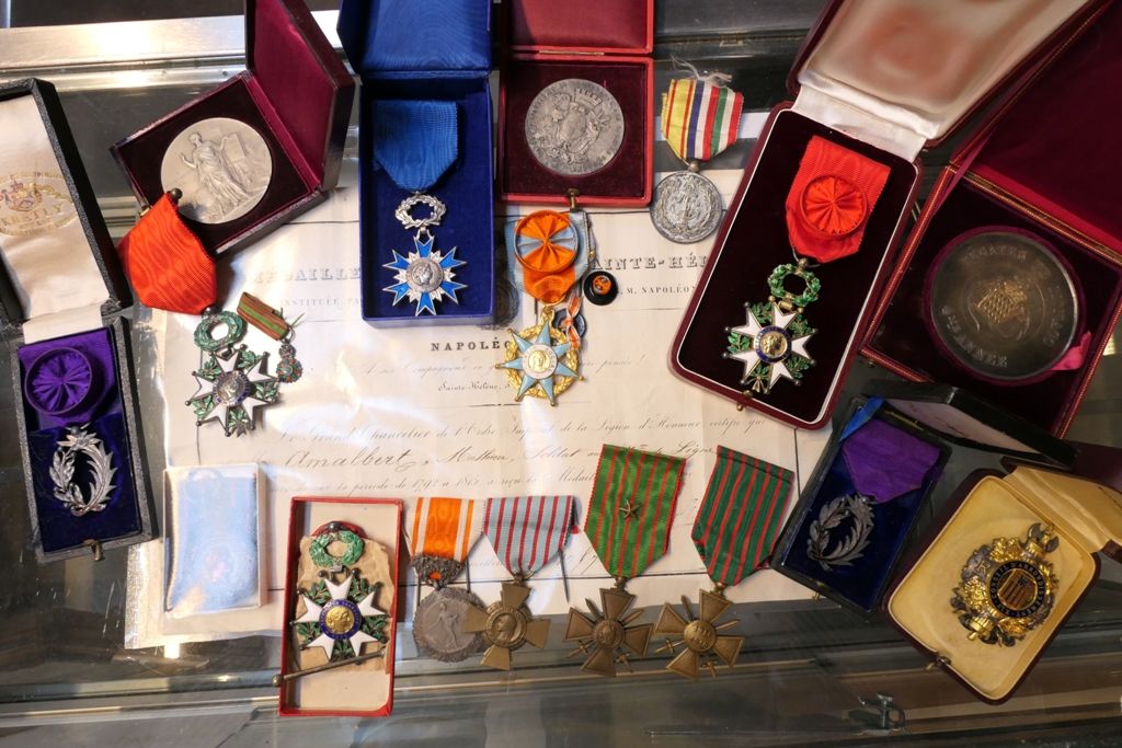 Lot de médailles dont Légion d'honneur, palmas académicas, medalla de trabajo...