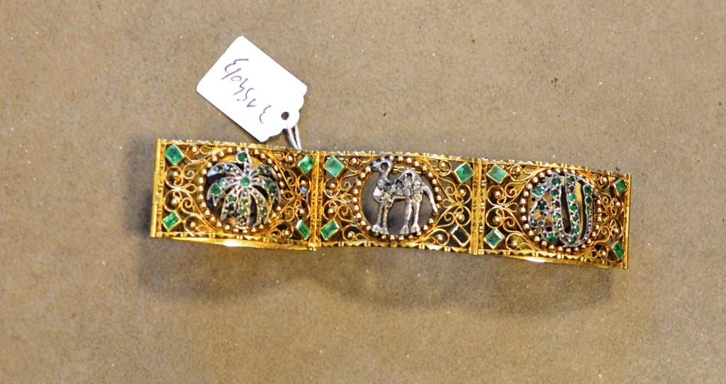 Bracelet articulé en or jaune (18kt 750°) 和银器，镶嵌玫瑰式切割钻石和彩色宝石。
总重约38.2克。
(有小块缺失)