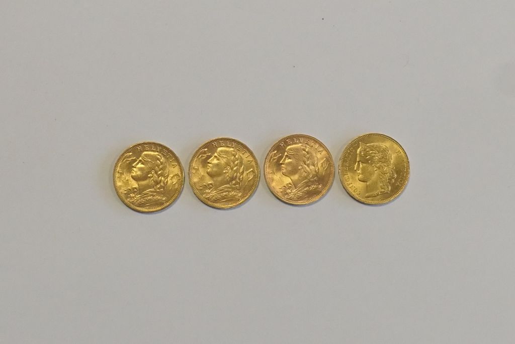 4 pièces de 20 fr or Suisse de 1890, 1908, 1911 et 1947 25,8 gr environ.