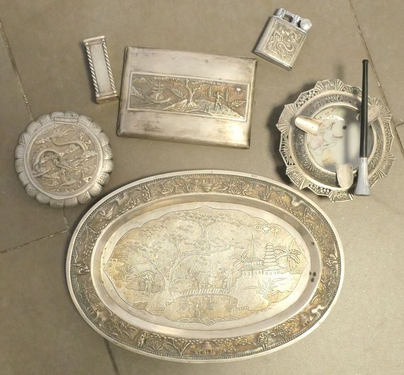 Lot en métal argenté comprenant an oval tray, a cigarette case, a compact, a lig&hellip;