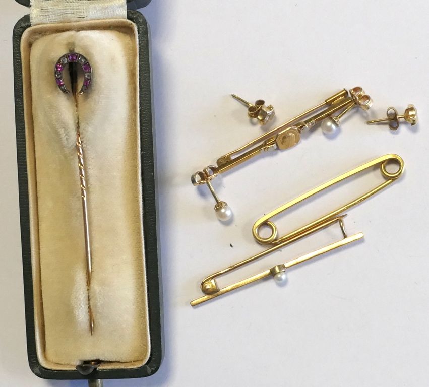 Lot comprenant une épingle de cravate, 2 brooches and a pin in yellow gold, set &hellip;