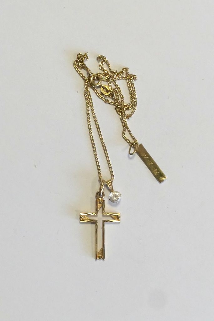 Chaine en or jaune (18kt 750°) ornée d'une croix 镀金金属，一个金手镯和一个白色石头的小吊坠。
约3克（不包括十&hellip;