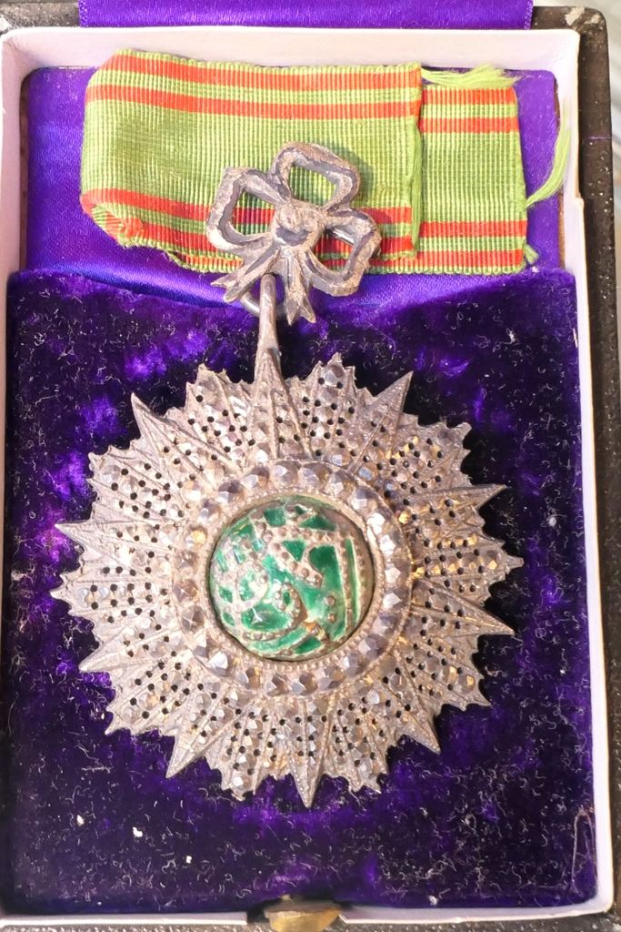 Médaille Médaille tunisienne Nicham Iftikar en plata y esmalte verde con strass.