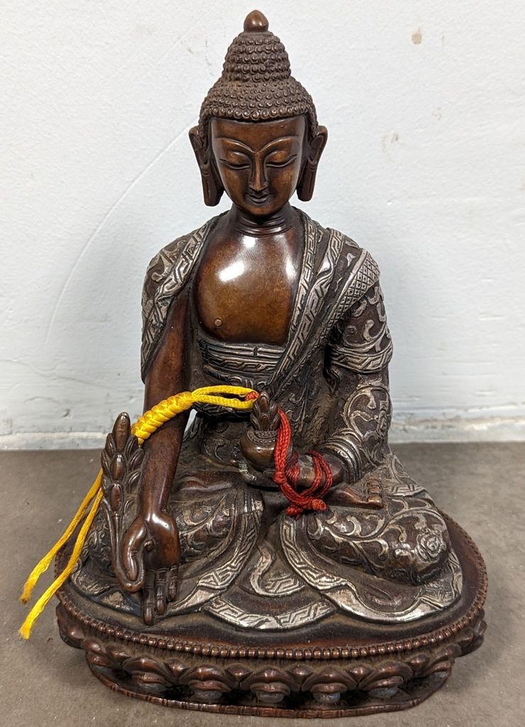 Bouddha assis sur une fleur de lotus 棕色和银色的青铜凿刻。
高度：20厘米。