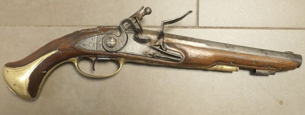 Pistolet à silex signé Barthélémy Bourlier 胡桃木枪托，黄铜和金属框架，切开的枪管上装饰着一个镀金的太阳。
长：37厘&hellip;